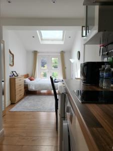 a kitchen with a room with a bed at Oxford Luxury Flat in Oxford