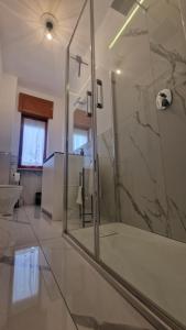 Un baño con ducha con puerta de cristal. en La Dolce Vita - Luxury and Charm, en Minori 32 fotos más