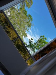 a window in a building looking up at the sky at Habitación Especial Santorini in Doradal