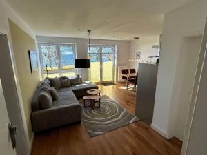 フェーマルンにあるFerienwohnung - Schöne Aussichtのソファとテーブルのあるリビングルーム