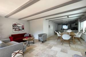 un salon avec un canapé et une table dans l'établissement Ferienwohnung Goede Tiid, à Tinnum