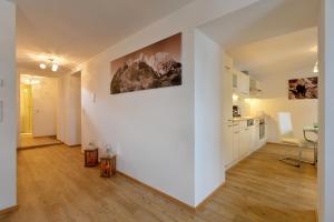 een lege kamer met een keuken en een woonkamer bij Jaegerhaus Appartements in Hopfgarten im Brixental