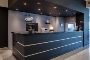 lobby z niebieskim blatem z kwiatami w obiekcie Hotel Spa Sinagoga w mieście Hervás