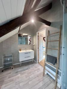 ein Badezimmer mit einem Waschbecken und einer Leiter in der Unterkunft Maison de Perpezac - Jardin & Clim - 7 personnes - Perpezac-le-Noir in Perpezac-le-Noir + 42 Fotos