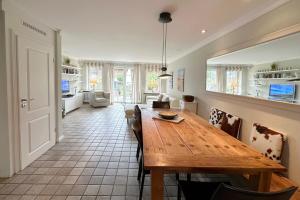 ティンヌムにあるFerienhaus Gartenweg 3bのキッチン、ダイニングルーム(木製テーブル付) +17枚の写真