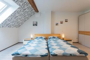 a bedroom with a bed with blue and white pillows at Ferienwohnungen zum Lengener Meer 35527 - nur für Urlaubsgäste in Uplengen