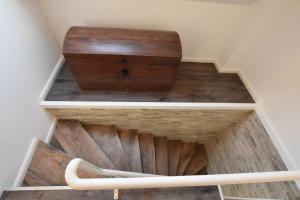 une boîte en bois posée au bas d'un escalier dans l'établissement Ferienhaus Erika, à Tinnum