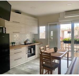 a kitchen with a table and a dining room at Apartamento cerca del mar in Vinarós