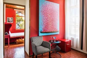 Ein Sitzbereich in der Unterkunft A for Art Hotel