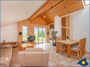 una sala de estar con una mesa y un sofá en Ferienhaus Pauline, en Trassenheide