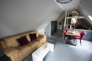 ein Wohnzimmer mit Sofa und Tisch in der Unterkunft Villa Luba in Ostseebad Koserow