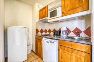 Η κουζίνα ή μικρή κουζίνα στο Nice Apt With Balcon In The Downtown !