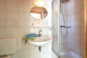 a bathroom with a sink and a shower at Vosskuhl Kabuff Een in Südermarsch
