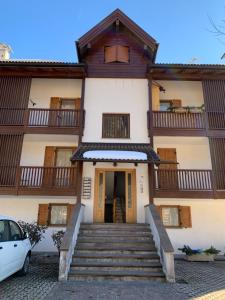 Το κτήριο όπου στεγάζεται  το διαμέρισμα +4 φωτογραφίες