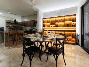 a dining room and kitchen with a table and chairs at Casa Pich by Viva Mérida in Mérida