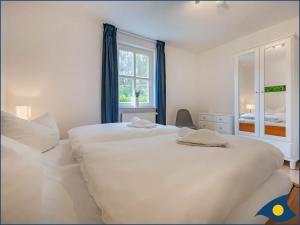 Ein Bett oder Betten in einem Zimmer der Unterkunft Villa Margot Whg 26