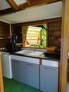 Kuchyň nebo kuchyňský kout v ubytování Chalet confortable avec entrée privée à Pointe-Noire
