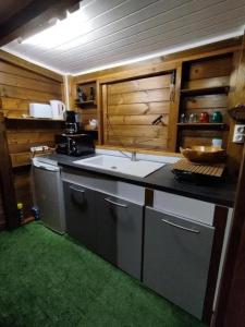 Kuchyň nebo kuchyňský kout v ubytování Chalet confortable avec entrée privée à Pointe-Noire + 30 fotografií