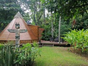 Zahrada ubytování Chalet confortable avec entrée privée à Pointe-Noire