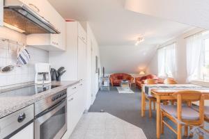 Kuchyň nebo kuchyňský kout v ubytování Ferienwohnung "Am Ostseeradweg"