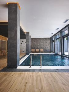 een zwembad in een gebouw met een zwembad bij Safran 604 in Zlatibor