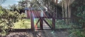un parco giochi con altalena di fronte a una casa di Gorton House & Orchard Cottages a Roslin