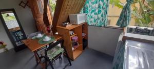 Kuchyň nebo kuchyňský kout v ubytování Chalé Bonito Pousada em Paraty - Acomodações Privativas e Completas - Natureza - Wi-fi - TV - Garagem