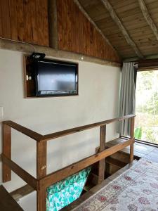 TV a/nebo společenská místnost v ubytování Chalé Bonito Pousada em Paraty - Acomodações Privativas e Completas - Natureza - Wi-fi - TV - Garagem