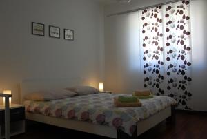 Banjol的住宿－Apartment Spanjol，一间卧室配有床和带窗帘的窗户