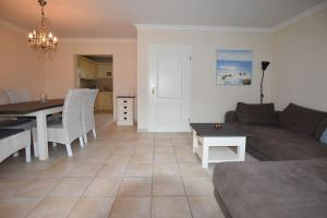 ein Wohnzimmer mit Sofa und Tisch in der Unterkunft Ferienhaus Silwai 20b in Tinnum