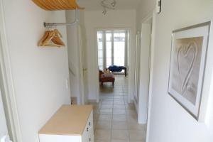 Zimmer mit einem Flur mit einem Tisch und einem Stuhl in der Unterkunft Ferienhaus Silwai 20b in Tinnum + 12 Fotos