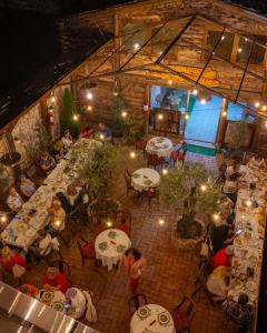Sundlaugin á GJUHADOLI HOTEL Restaurant eða í nágrenninu