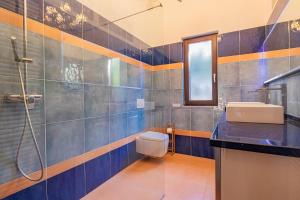 Casa MorconeにあるVilla Golfo Stellaのトイレ、洗面台、シャワー付きのバスルーム