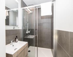 un baño con ducha y lavabo en Haus Stadt Dresden, en Helgoland