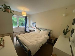 Postel nebo postele na pokoji v ubytování Bright Double Room near Lewisham Station