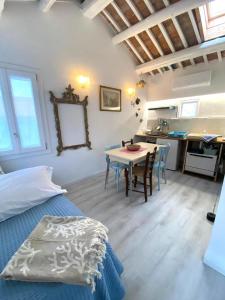 a bedroom with a bed and a table and a kitchen at casa dei pescatori sottomarina in Chioggia +43 photos