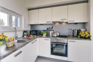 Kuchyň nebo kuchyňský kout v ubytování Apartments Vea