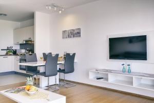 TV a/nebo společenská místnost v ubytování Apartments Vea