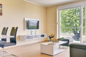 TV a/nebo společenská místnost v ubytování Apartments Vea