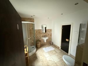 Et badeværelse på Dom nad rzeką Wartą + 29 billeder