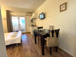 Photo de la galerie de l'établissement ST FLORENT Studio avec piscine FLO23, à Saint-Florent