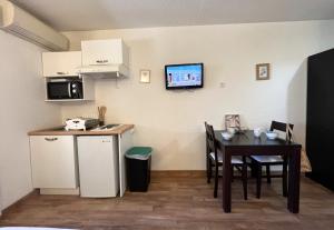 Photo de la galerie de l'établissement ST FLORENT Studio avec piscine FLO23, à Saint-Florent