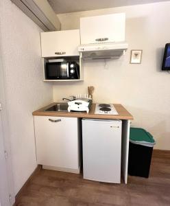 Photo de la galerie de l'établissement ST FLORENT Studio avec piscine FLO23, à Saint-Florent 9 autres photos