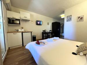 Photo de la galerie de l'établissement ST FLORENT Studio avec piscine FLO23, à Saint-Florent