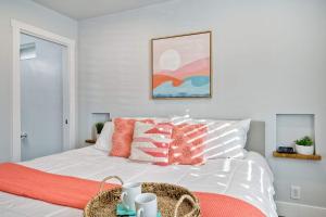 Una cama o camas en una habitación de Immaculate 3 BDR in Oceanside - Private Pool & Spa