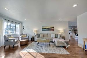 Un lugar para sentarse en Immaculate 3 BDR in Oceanside - Private Pool & Spa