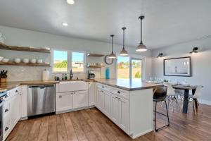 Una cocina o kitchenette en Immaculate 3 BDR in Oceanside - Private Pool & Spa