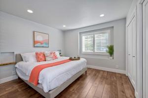 Una cama o camas en una habitación de Immaculate 3 BDR in Oceanside - Private Pool & Spa