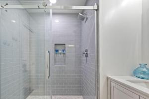 Un baño de Immaculate 3 BDR in Oceanside - Private Pool & Spa