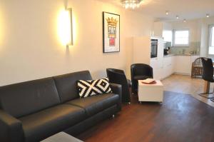 沙博伊茨Residenz Ostseestrand Ferienwohnung Nr 15 Meerblick的客厅里有一张沙发和一个厨房